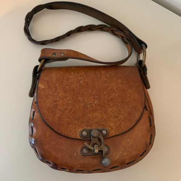 Vintage leather purse with metal latch and engraved flowers - Picture 2 of 7